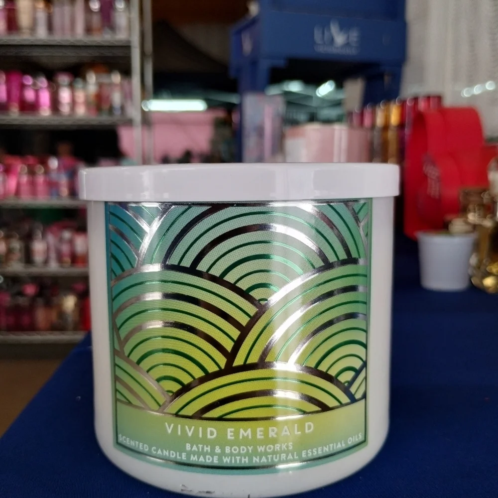 2 Bath and Body Works VIVID EMERALD Scented Candles w/essential oil 2 full size - Picture 4 of 7